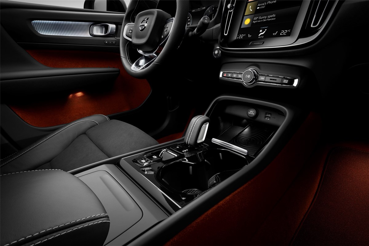 Volvo-2.0-d3-momentum-core-auto-my21-1568394-Resicar-23