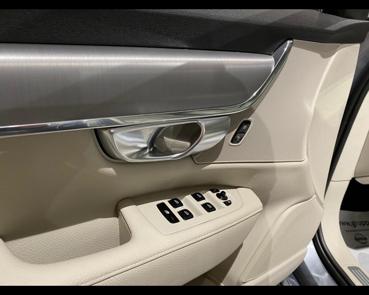 Volvo-2.0-d4-business-plus-geartronic-my20-1568520-Resicar-31