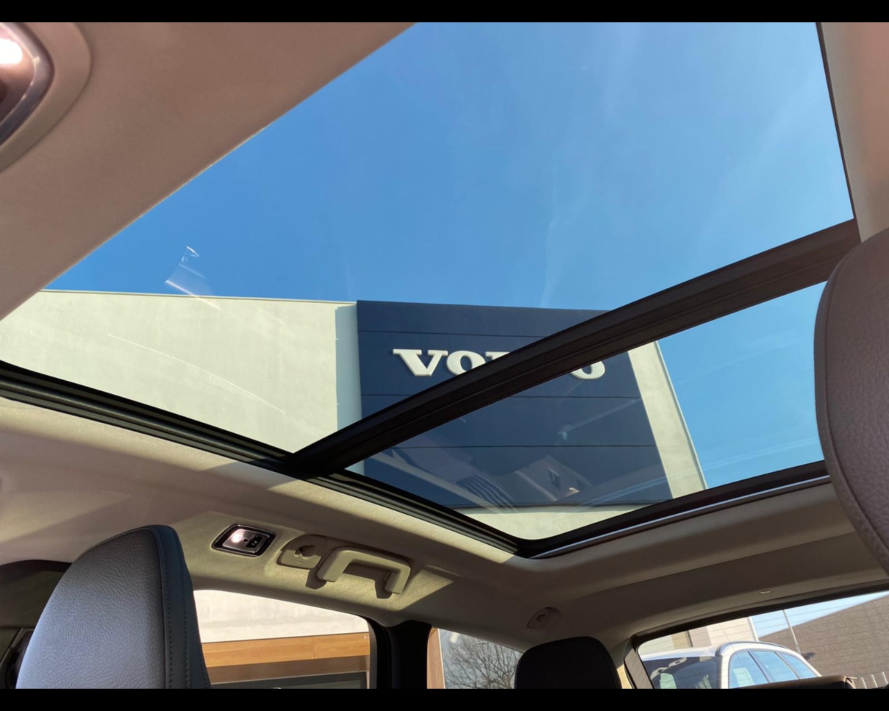 Volvo-2.0-d4-business-plus-geartronic-my20-1568525-Resicar-37