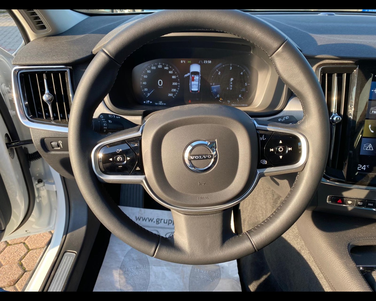 Volvo-2.0-d4-business-plus-geartronic-my20-1568525-Resicar-49